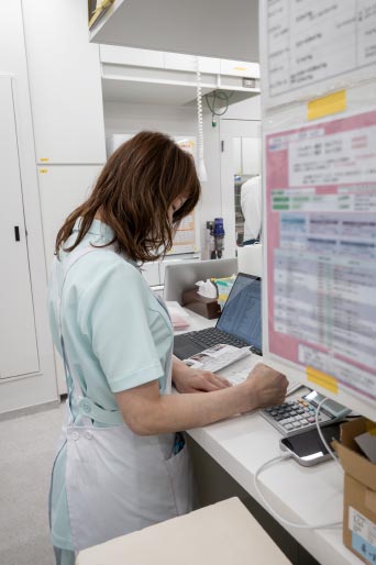 作業中のスタッフ