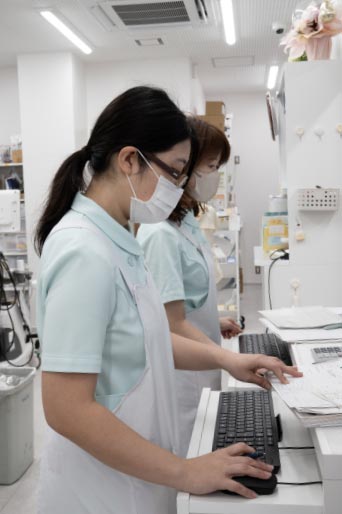 作業中のスタッフ